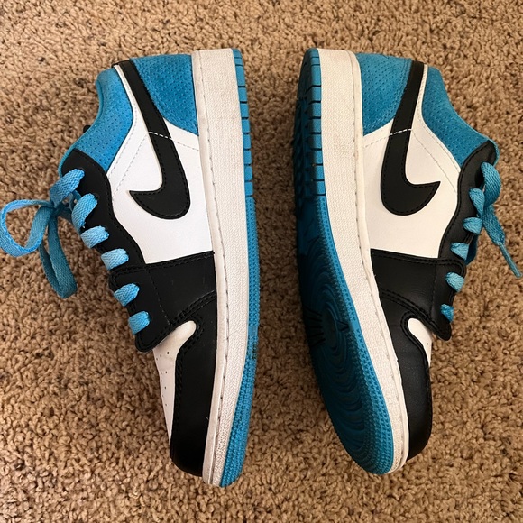 Air Jordan 1 Retro Low OG - Black and Dark Powder Blue - Picture 3 of 4